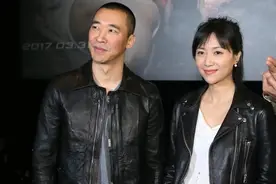 徐静蕾不愧是“自然型”美女，穿皮衣配白T恤，简简单单更出彩图片