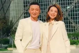 央视主持再聚首！小尼董卿秀“情侣装”站C位，思思张蕾变闺蜜装图片