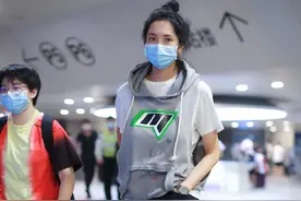 王紫璇一袭运动装现身机场，扎起丸子头，表情丰富好调皮图片