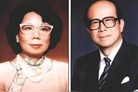 李嘉诚与女友街头甜蜜牵手，她不会走庄明月与赌王原配黎婉华的路图片