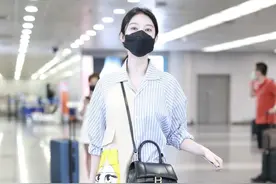 张俪教你「骑行裤」这么穿搭，蓝色拼接衬衫+长靴，个性又性感图片