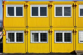 90秒延时拍摄，一栋几千平方的集装箱房，建造全过程图片