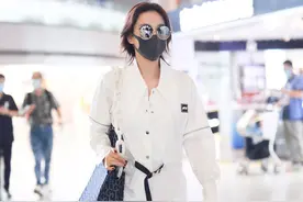 张馨予一袭白色工装套装，搭配马丁靴，手拿大包包时髦感十足图片