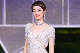 马伊琍真是个“小作精”，穿银白色钻石裙腰间镂空，别说还真好看图片