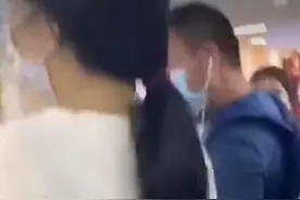 23岁女偶像喻言遭骚扰，被陌生男子一把搂住，几番挣扎才脱身图片