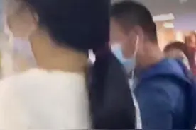 23岁女偶像喻言遭骚扰，被陌生男子一把搂住，几番挣扎才脱身图片