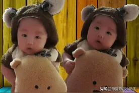 四胞胎一模一样，上学老师分不出，宝妈一波操作，老师：一目了然图片
