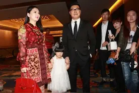 44岁李湘胖出“旺夫相”，印花裙穿出“蒙古风”，没气场真撑不住图片