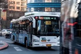 今日起，公交线路加密班次!图片