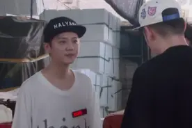 鹿晗手指被螃蟹夹出血，陈赫黄渤吓唬他说要截肢，本人愣在原地图片