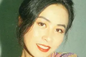 刘嘉玲当时有多美？风情万种一双大眼睛，难怪梁朝伟没逃过美人关图片