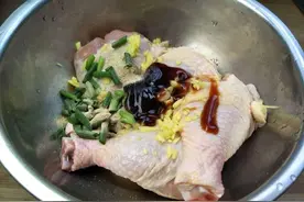 大厨教你在家做炸鸡腿，表皮酥脆，鸡肉鲜嫩，学会不要出去买了图片