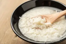 做米酒，最忌糯米蒸熟后就撒酒曲，教你一招，口感香醇，酒香四溢图片