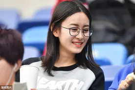 中超看台最美女球迷盘点之天津天海，球迷撞脸赵丽颖图片