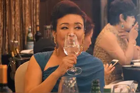 徐熙媛婆婆张兰气场真足，蓝色斗篷裙撑得饱满，一身贵妇气息图片