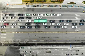 实拍郑州工作日早高峰车水马龙、“电动车大军”重现街头图片