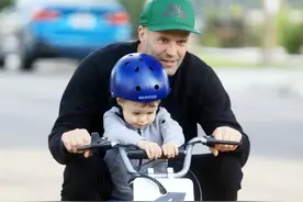 53岁杰森·斯坦森带3岁儿子骑摩托！硬汉老爸变活宝，样子萌哭了图片