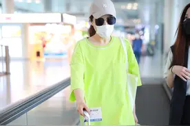 曾黎一袭荧光绿色上衣现身机场，自带荧光的存在吧图片