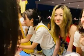 王菲14岁女儿李嫣染黄发，大长腿十分抢镜，笑容自信却被批太成熟图片