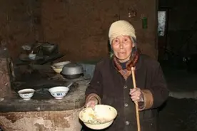 故事：儿子外出打工，儿媳让哑巴老人住牛棚，三年后孙儿有样学样图片