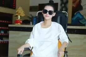 张予曦因拍戏受伤，坐轮椅伤势严重，张予曦贴心发文让粉丝别担心图片