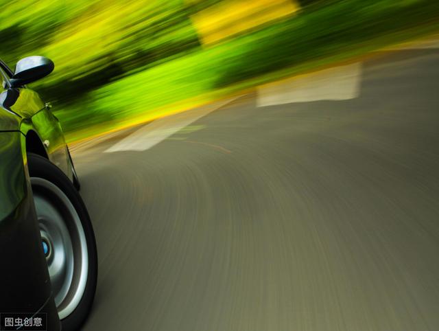 转向轮的轨迹圆直径,它是指汽车的外转向轮的中心平面在车辆支承平面