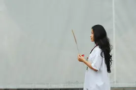 故事：27岁没对象，她和相识二十多年的帅邻居领了证图片