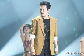 苏有朋上班暴露身高，喇叭裤配金链173成153太俗，“板凳腿”抢镜图片