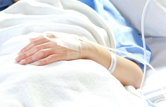 男子把小便撒到鞋里，送男子去医院发现一个意想不到的原因