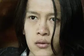 《八佰》三天十亿，一场戏摔十五次，这位“小”人物有大故事图片