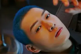 杨幂绯闻男友魏大勋晒新造型，蓝色寸头显个性，网友：幂幂想分手图片