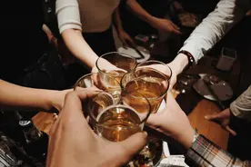 大连男子醉酒后露宿街头被冻僵，共饮人是否承担侵权责任？图片