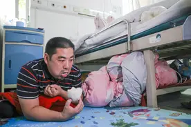 河南1残疾丈夫为给妻看病，病房里2元馒头吃3天，心酸又暖心图片