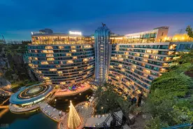 旅游36计之15：晚上在哪儿睡觉？有人坐黄金马桶，有人看别人脸色图片