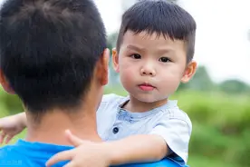 单亲爸爸“跪”出个大学生图片