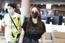 孟佳这款拼接格纹裙真好看！牛仔拼接格纹裙+高帮鞋，甜美俏皮图片