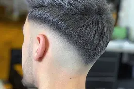 这才是真正的男士“渐变”发型，时尚，干净，显精神图片