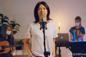 孙燕姿直播20周年好“奔放”，赤脚穿T恤唱歌，42岁芳龄22岁状态图片