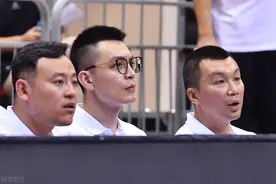懒得解释？杨鸣不愿回应高诗岩，张镇麟驾临+周琦回归他不香吗？图片