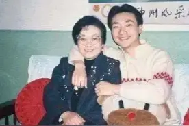 康辉与妻恩爱20年没孩子，把猫当亲儿养，深藏孤独，对亡母愧疚图片