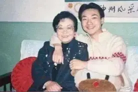 康辉与妻恩爱20年没孩子，把猫当亲儿养，深藏孤独，对亡母愧疚图片