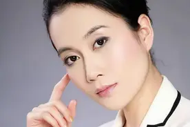 温峥嵘：赵薇是她师姐，嫁给初恋20多年，丈夫身份依旧神秘图片