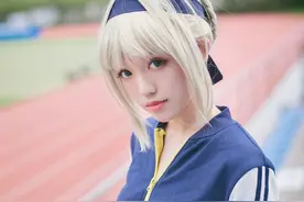 《Fate》saber运动服cos，洋溢着青春的气息！网友这是初恋的感觉图片