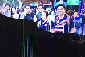 男子回家想看电视，却发现屏幕出问题了，看了眼旁边的猫顿时懂了图片