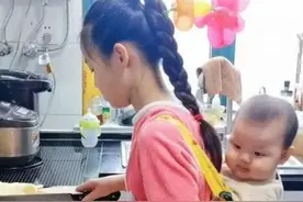 “最懂事女儿”火了，背着弟弟为全家做饭，赶妈妈去休息太暖心图片