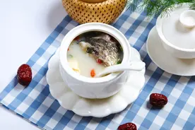 无论炖什么鱼，牢记“3不放”，炖出汤浓肉香，味道正无腥味图片