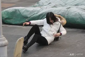 买了旅游意外险，上厕所不慎摔倒受伤，保险公司拒赔理由太奇葩图片