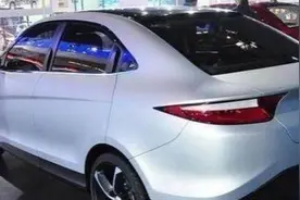 全新“夏利”霸气复活！内饰配三块液晶屏+丰田引擎，或6万图片