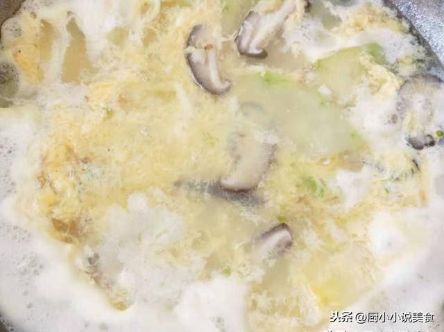 天冷了，家人最爱这道低脂汤，好喝不油腻，热热乎乎的，喝着舒服