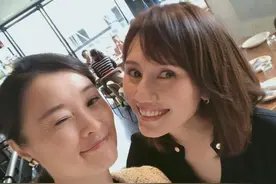 《我的前半生》主演重聚，同是素颜，48岁吴越和42岁袁泉谁更老？图片